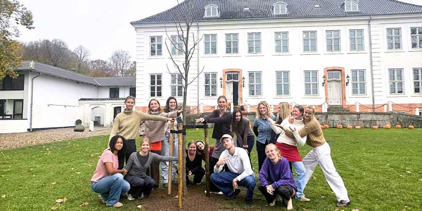 Krogerups hovedbygning igen flankeret af lindetræer