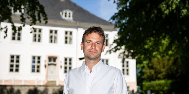 Forstander Rasmus Meyer fotograferet foran skolens hovedbyning.